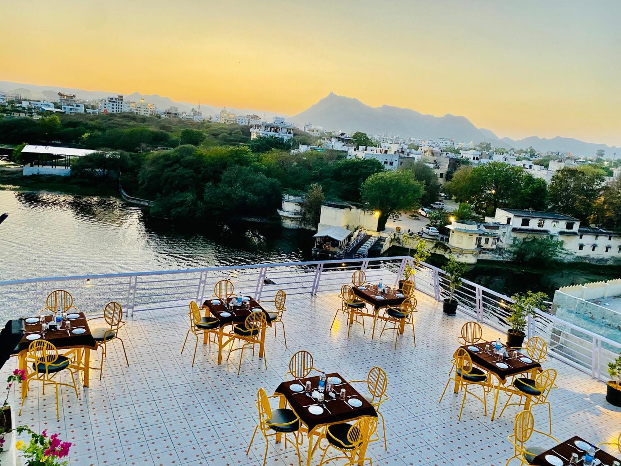 Hotel Jaydurg A Lake Retreat - A Lakeside Hotel - Lakeview Rooftop Cafe - Swimming Pool Udaipur Ngoại thất bức ảnh