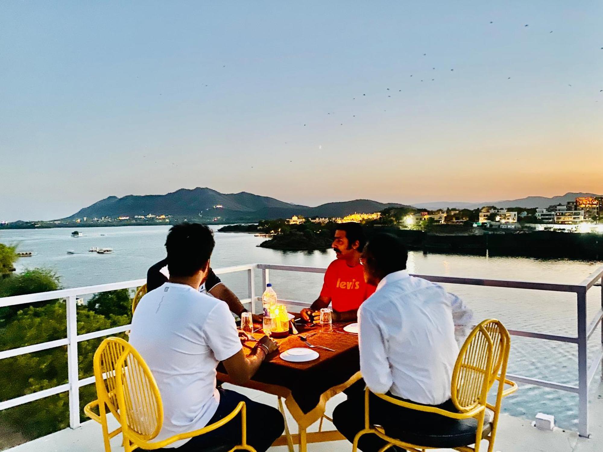 Hotel Jaydurg A Lake Retreat - A Lakeside Hotel - Lakeview Rooftop Cafe - Swimming Pool Udaipur Ngoại thất bức ảnh